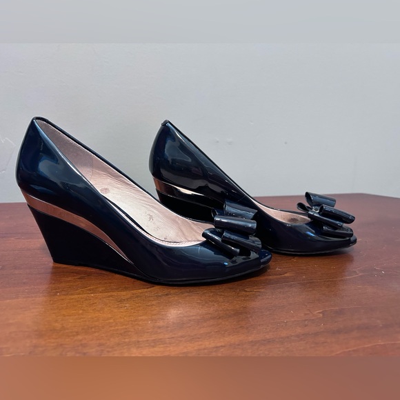 Vince Camuto Varro black patent peep toe wedge with bow 7 M - Picture 1 of 14